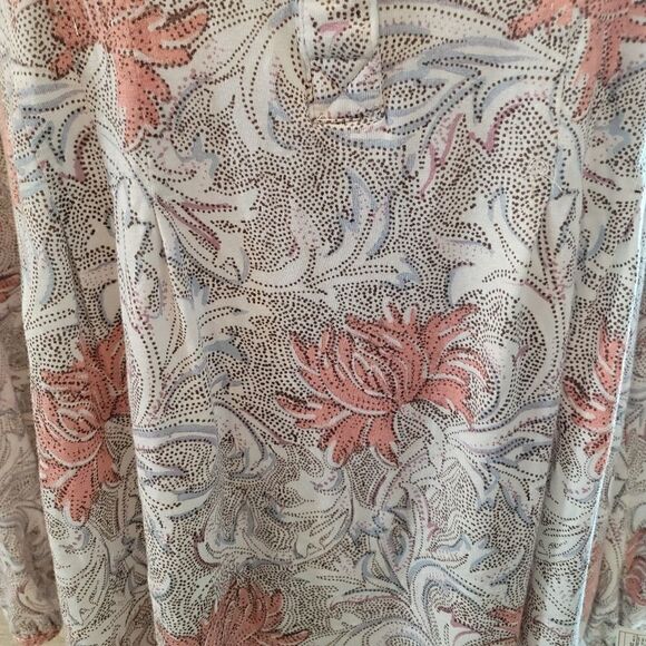 PLUS Floral Wondely Blouse  - Picture 3 of 7